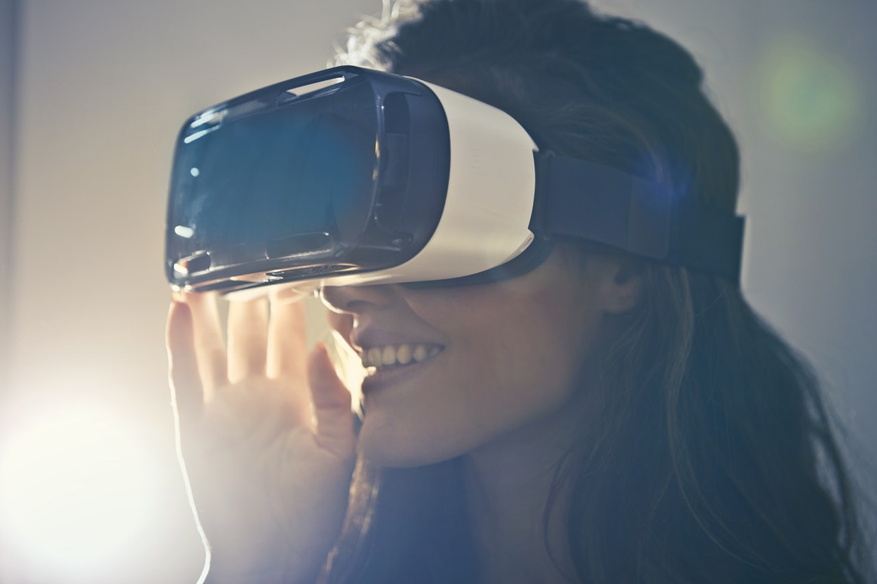 man-wearing-white-virtual-reality-goggles-834949 man-wearing-white-virtual-reality-goggles-834949